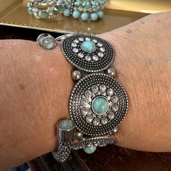 Set of 4 silvertone mint green bracelets - Picture 7 of 10